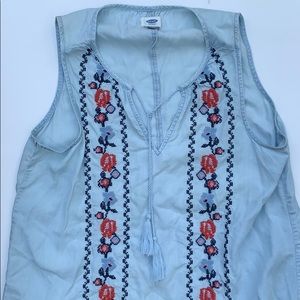 ⭐️⭐️Old Navy embroidered sleeveless shirt